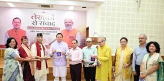 मुख्यमंत्री ने मुख्य सेवक सदन में लेखकों एवं साहित्यकारों से किया संवाद