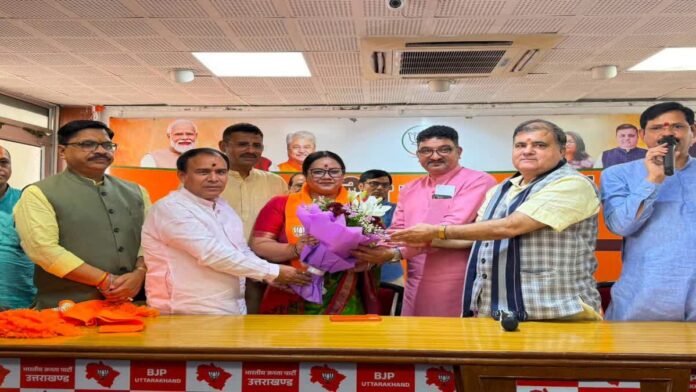 उत्तराखंड में बड़ा राजनीतिक उलटफेर: श्रीनगर की निर्दलीय मेयर आरती भंडारी 10 पार्षदों संग भाजपा में शामिल