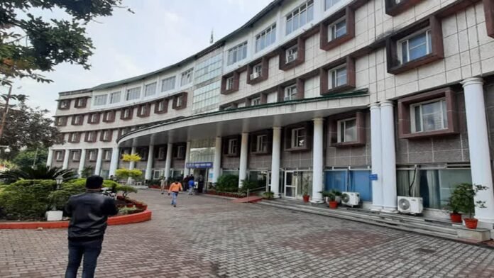 उत्तराखंड में प्रशासनिक फेरबदल: IAS और PCS अधिकारियों की जिम्मेदारियों में बदलाव, जानें किसे क्या मिला