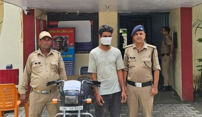 विकासनगर में चोरी की बाइक के साथ आरोपी गिरफ्तार, नशे की लत पूरी करने के लिए की थी वारदात