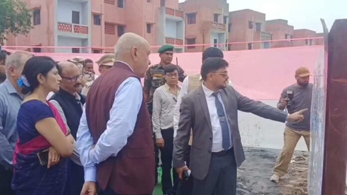 पीएम मोदी के सलाहकार तरुण कपूर ने किया बेलगड़िया का दौरा, पुनर्वासित परिवारों से जानीं समस्याएं
