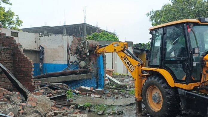 रुद्रपुर: विश्वकर्मा मार्केट में 20 दुकानों पर चला प्रशासन का बुलडोजर, व्यापारियों का भारी हंगामा