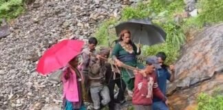 उत्तराखंड: चमोली में बदहाल स्वास्थ्य व्यवस्था, गर्भवती महिला को डांडी के सहारे 6 किमी पैदल लेकर अस्पताल पहुंचे ग्रामीण उत्तराखंड: चमोली में बदहाल स्वास्थ्य व्यवस्था, गर्भवती महिला को डांडी के सहारे 6 किमी पैदल लेकर अस्पताल पहुंचे ग्रामीण