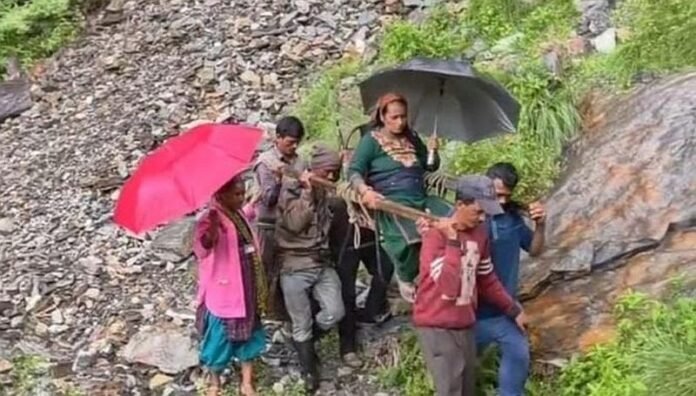 उत्तराखंड: चमोली में बदहाल स्वास्थ्य व्यवस्था, गर्भवती महिला को डांडी के सहारे 6 किमी पैदल लेकर अस्पताल पहुंचे ग्रामीण