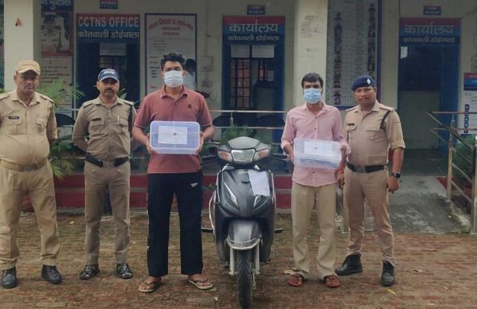 देहरादून: तमंचे के बल पर स्कूटी लूटने वाले दो शातिर बदमाश गिरफ्तार, नशा करने के हैं आदी