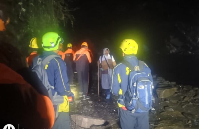 चीड़बासा स्लाइडिंग: 1500 यात्रियों का SDRF-NDRF-DDRF संयुक्त रेस्क्यू, गौरीकुंड पहुंचाया