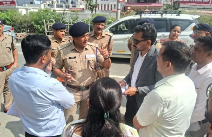 मोहब्बेवाला में लगातार हादसों पर प्रशासन सख्त, डीएम-एसएसपी ने किया दिल्ली-देहरादून हाईवे का निरीक्षण