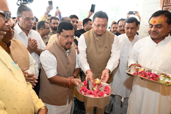 उत्तराखंड: मुख्यमंत्री पुष्कर सिंह धामी ने बेरीपड़ाव में श्री महालक्ष्मी अष्टभुजा मंदिर में की विशेष पूजा-अर्चना