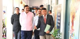 मुख्य सचिव आनंद बर्द्धन ने चिन्यालीसौड़ हवाई पट्टी और शिक्षा संस्थान का निरीक्षण किया मुख्य सचिव आनंद बर्द्धन ने चिन्यालीसौड़ हवाई पट्टी और शिक्षा संस्थान का निरीक्षण किया