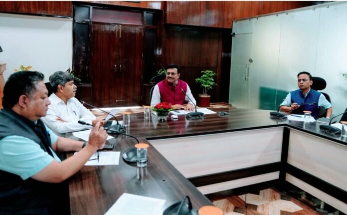 मुख्य सचिव आनन्द बर्द्धन ने 25 बिंदु कार्यक्रम की समीक्षा की, धरातली लाभ के दिए निर्देश