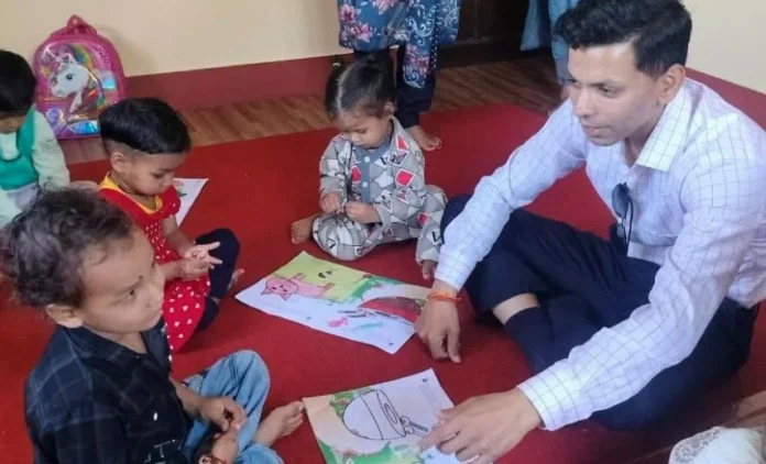 अल्मोड़ा: 'कितने का है प्रस्ताव, अभी पास करता हूं', एक्शन मोड में दिखे डीएम अंशुल सिंह