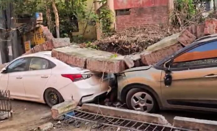 हरिद्वार के ज्वालापुर में आंधी-तूफान से गिरी सीएचसी की 20 फीट लंबी दीवार, दो गाड़ियां क्षतिग्रस्त