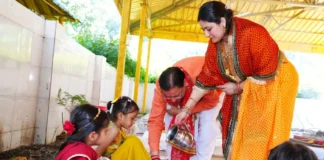 मुख्यमंत्री पुष्कर सिंह धामी ने महानवमी पर किया हवन और कन्या पूजन, प्रदेश की खुशहाली की कामना मुख्यमंत्री पुष्कर सिंह धामी ने महानवमी पर किया हवन और कन्या पूजन, प्रदेश की खुशहाली की कामना