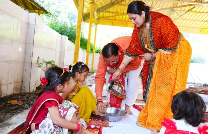 मुख्यमंत्री पुष्कर सिंह धामी ने महानवमी पर किया हवन और कन्या पूजन, प्रदेश की खुशहाली की कामना