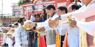 सीएम धामी ने मंत्रिमंडल के साथ हरकी पैड़ी पर की गंगा आरती, पीएम मोदी के दीर्घायु जीवन की कामना सीएम धामी ने मंत्रिमंडल के साथ हरकी पैड़ी पर की गंगा आरती, पीएम मोदी के दीर्घायु जीवन की कामना