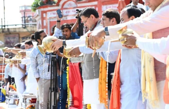 सीएम धामी ने मंत्रिमंडल के साथ हरकी पैड़ी पर की गंगा आरती, पीएम मोदी के दीर्घायु जीवन की कामना