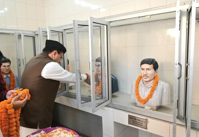 देहरादून: कचहरी परिसर में सीएम धामी ने शहीद आंदोलनकारियों को दी श्रद्धांजलि, समस्याओं के समाधान का दिया भरोसा