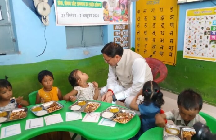 खटीमा में सीएम धामी ने 'आंगन मिलन' कार्यक्रम में लिया हिस्सा, बच्चों को परोसा खाना और महिलाओं को बांटी पोषण किट