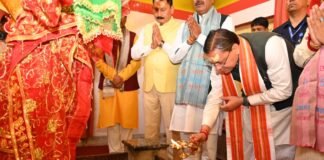 PM मोदी के 25 साल के राष्ट्रसेवा के सफर पर बाबा विश्वनाथ का लिया आशीर्वाद, सीएम धामी ने की विशेष पूजा
