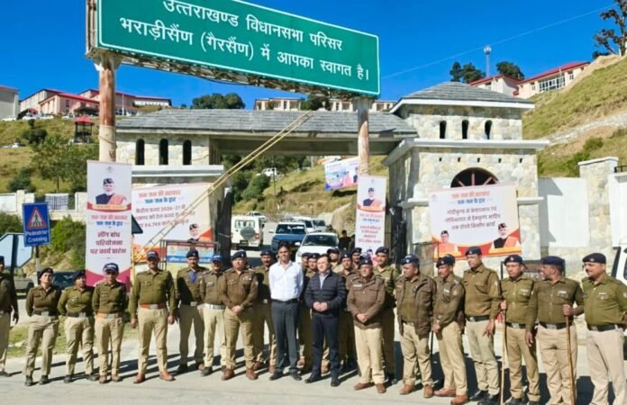भराड़ीसैंण: विधानसभा सत्र के दौरान सुरक्षा में तैनात पुलिसकर्मियों का हौसला बढ़ाने पहुंचे DGP दीपम सेठ